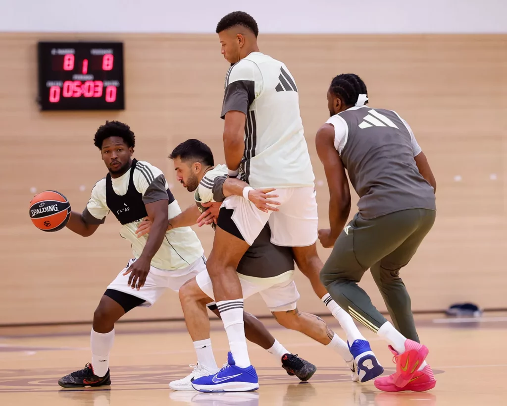 Los jugadores del Real Madrid Baloncesto entrenan en Valdebebas.
