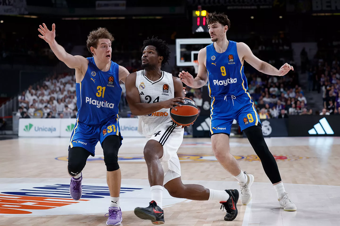 Andrés Feliz entra a canasta durante un partido del Real Madrid Baloncesto y el Maccabi de Israel.