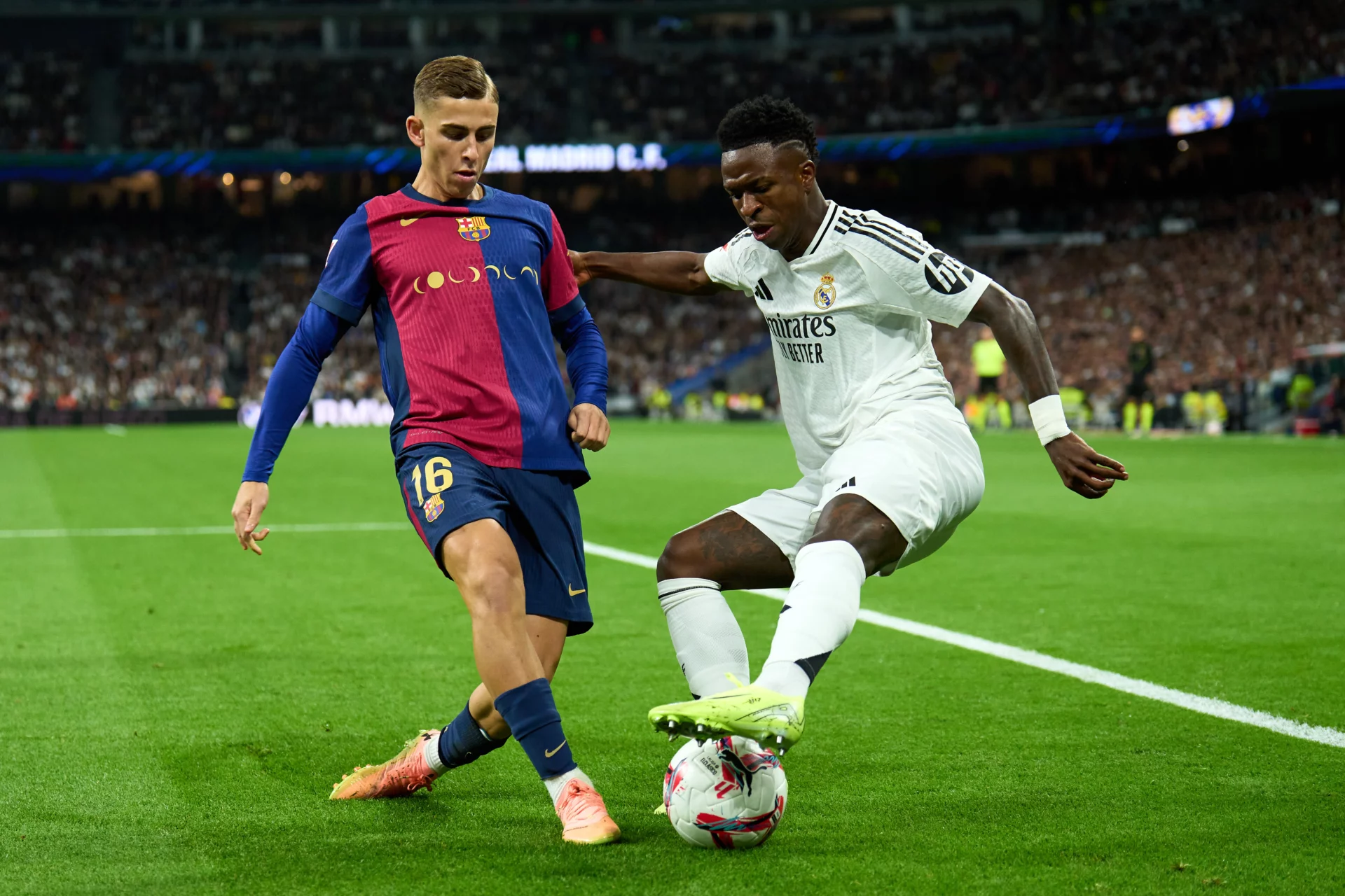 Dónde ver el Real Madrid – Barça: horario y canal del partido del Clásico de LaLiga Fermín y Vinicius, durante el último Clásico de LaLiga entre Real Madrid y Barça en el Bernabéu
