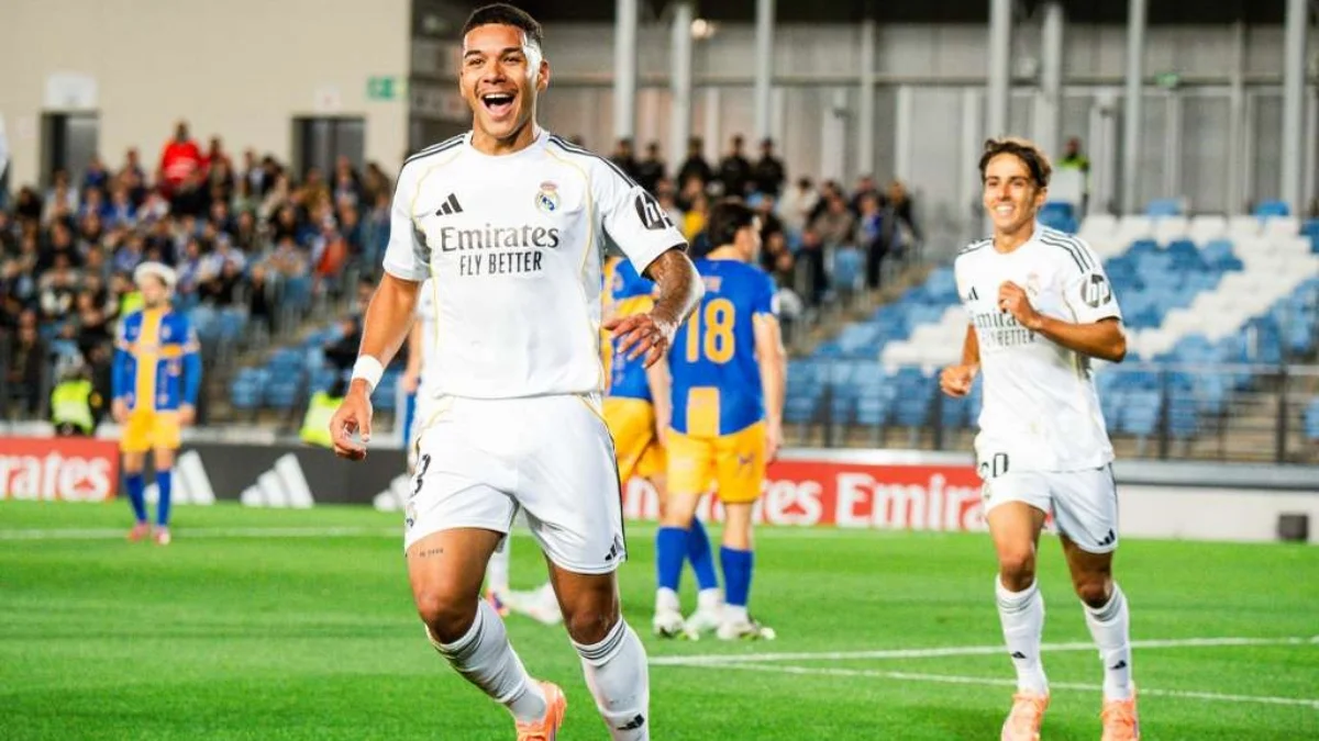 Real Madrid Castilla 2-0 Real Avilés: Loren Zúñiga catapulta al Castilla a los puestos de playoff El Real Madrid Castilla celebra la victoria frente al Real Avilés por 2-0