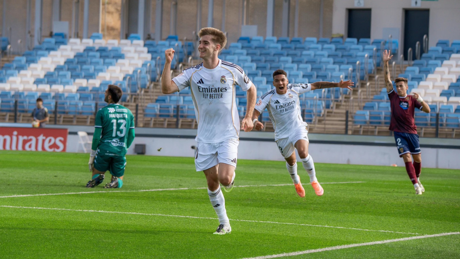 César Palacios celebra su gol en la victoria del Real Madrid Castilla ante el Pontevedra