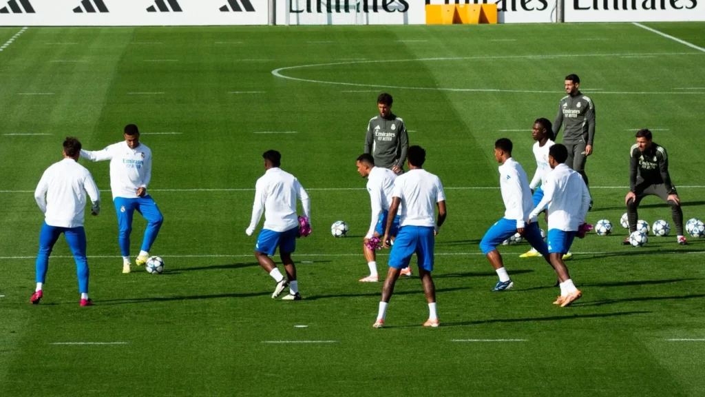 Los jugadores del Real Madrid realizan un ejercicio de rondo en el entrenamiento.