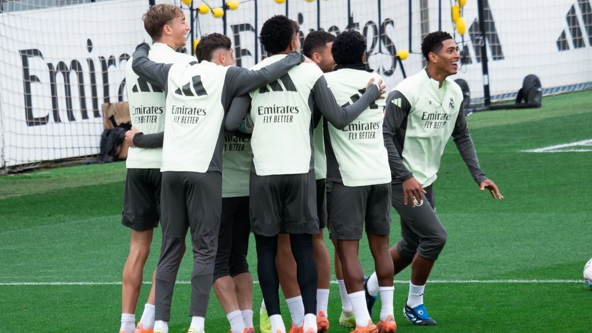 El Real Madrid ultima detalles para el partido ante el Valencia sin sustos Jugadores del Real Madrid se abrazan durante el último entrenamiento antes de jugar contra el Valencia