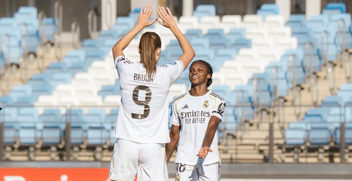 Bruun y Linda Caicedo celebran uno de los goles del Real Madrid Femenino al FC Badalona en Liga F