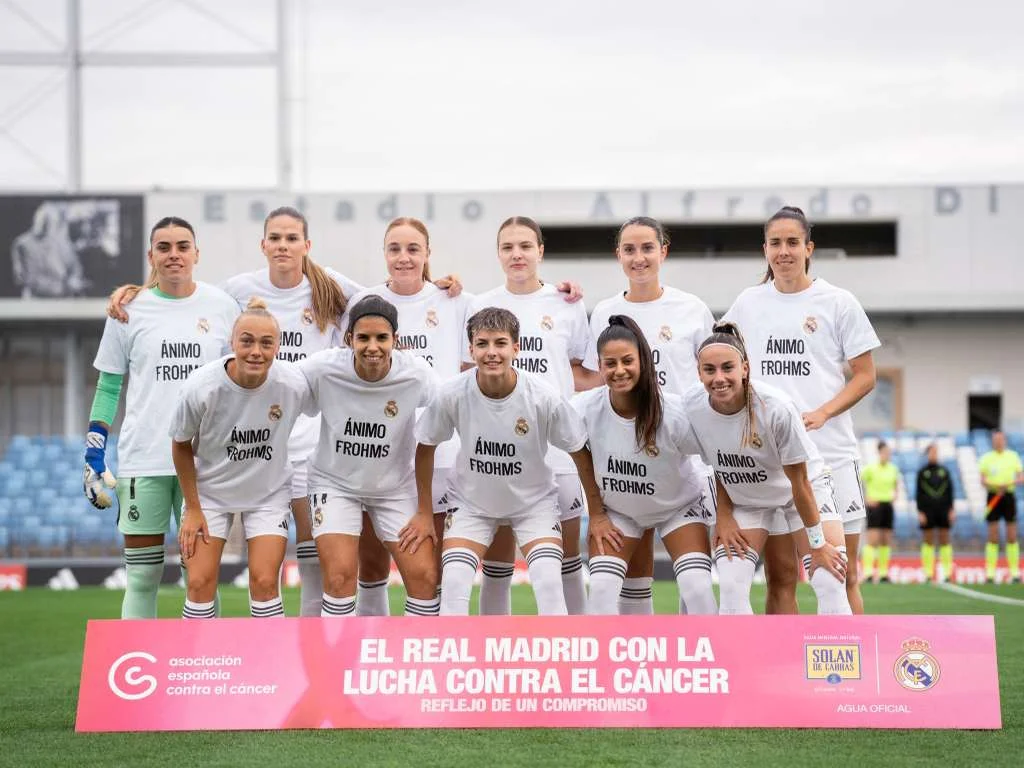 Las jugadoras del Real Madrid Femenino posan con camisetas de ánimo para Frohms