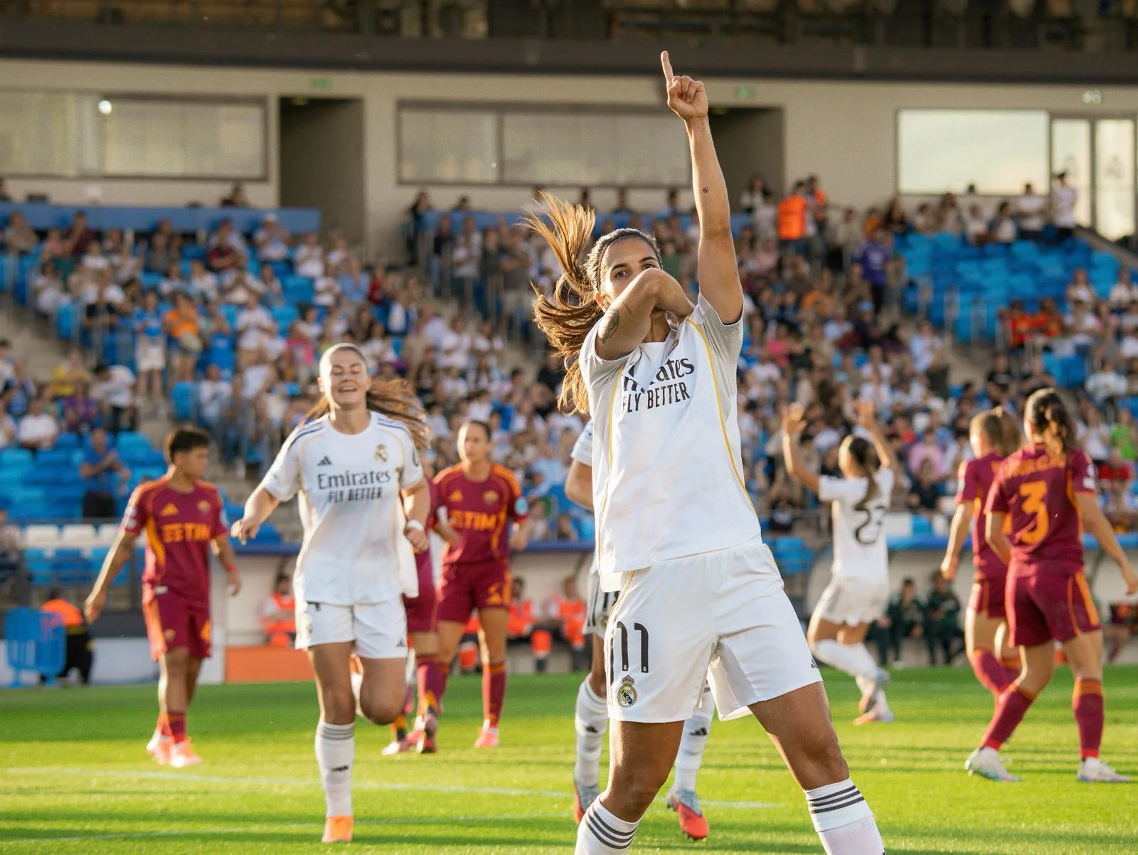 Alba Redondo, del Real Madrid Femenino, celebra uno de sus goles ante la AS Roma en la Champions