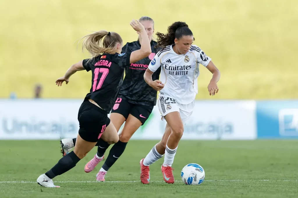 Silvia Cristóbal, de la cantera del Real Madrid Femenino, juega un partido con el primer equipo.