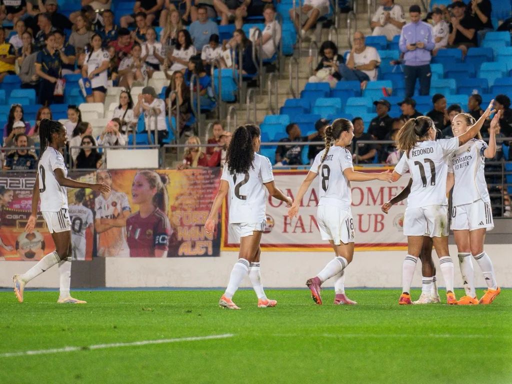 Las jugadoras del Real Madrid Femenino celebran uno de sus goles a la AS Roma en Champions League.