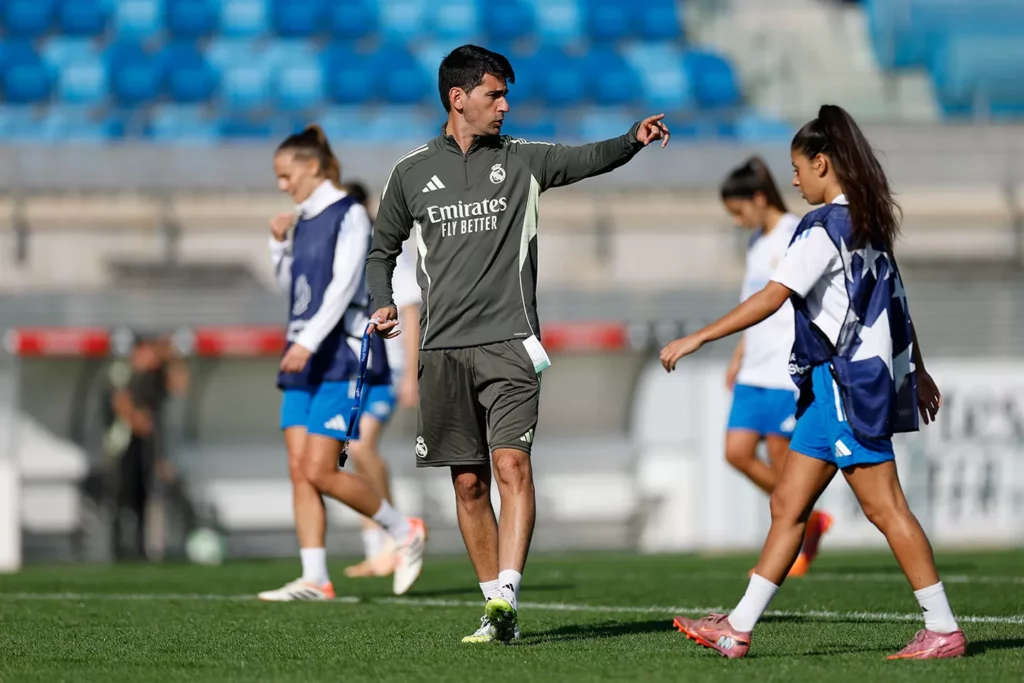 Pau Quesada, durante el último entrenamiento del Real Madrid Femenino antes de viajar a París.