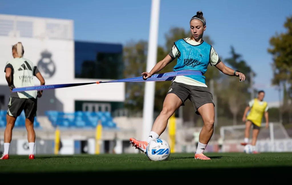 Athenea del Castillo, durante el último entrenamiento del Real Madrid antes de visitar al Athletic Club.