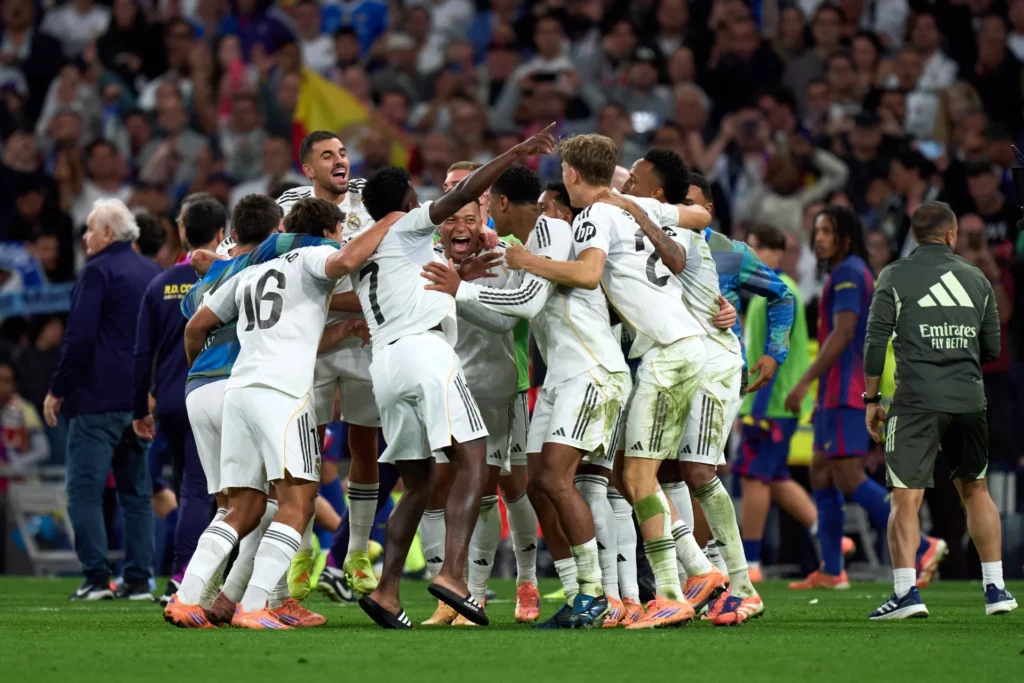 Los jugadores del Real Madrid celebran unidos la victoria en El Clásico