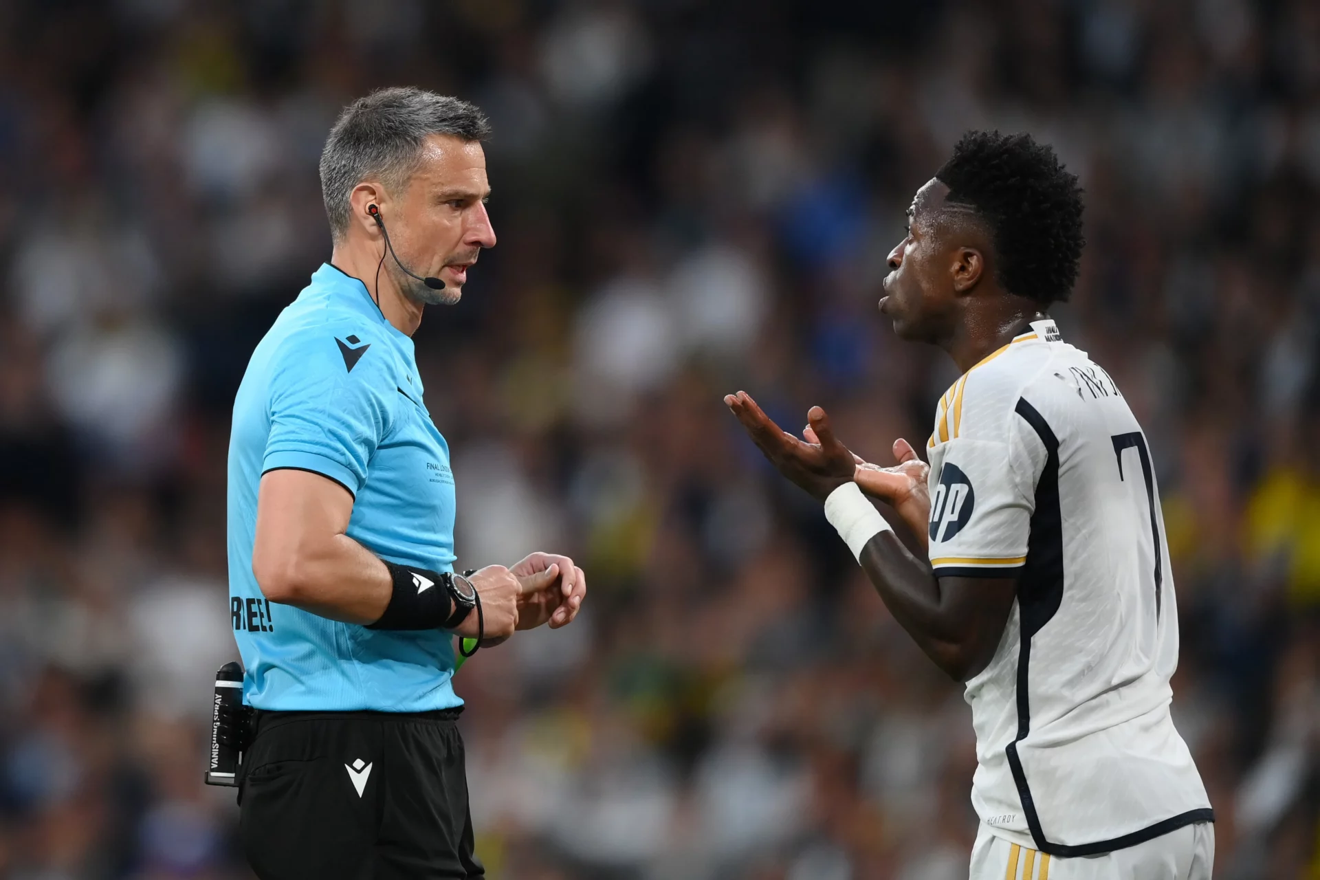 Slavko Vinčić, árbitro del Real Madrid - Juventus, dialoga con Vinicius Junior.