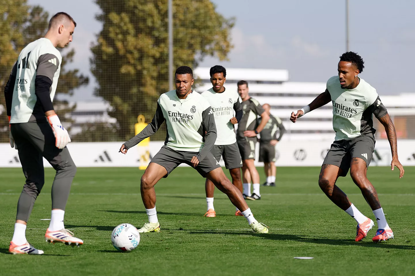 Los jugadores del Real Madrid se preparan en un entrenamiento.