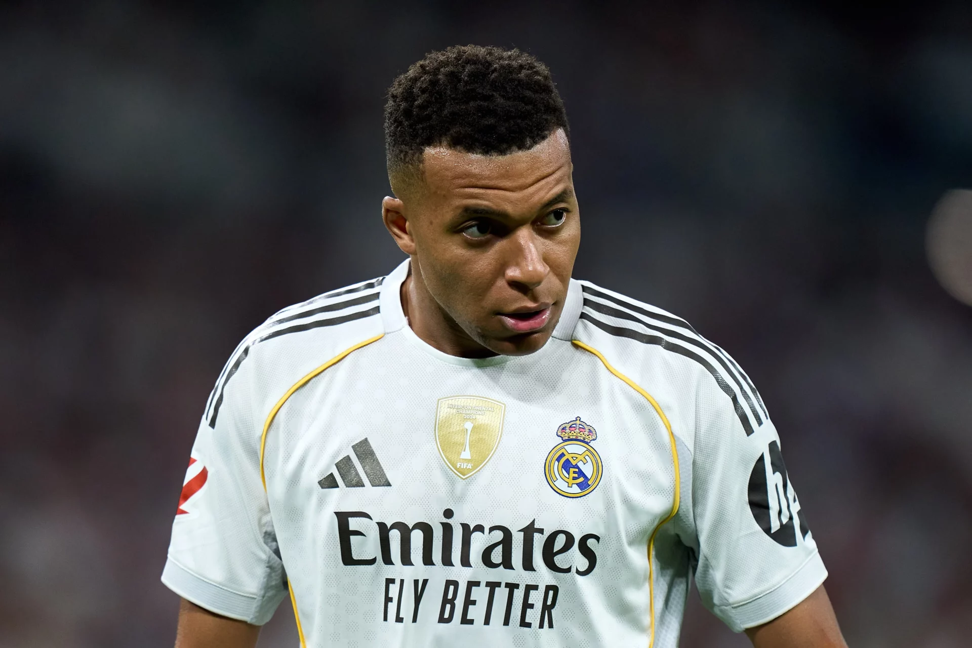 Mbappé, con la camiseta blanca del Real Madrid, espera prepara para vestir la tercera equipación 2026-27