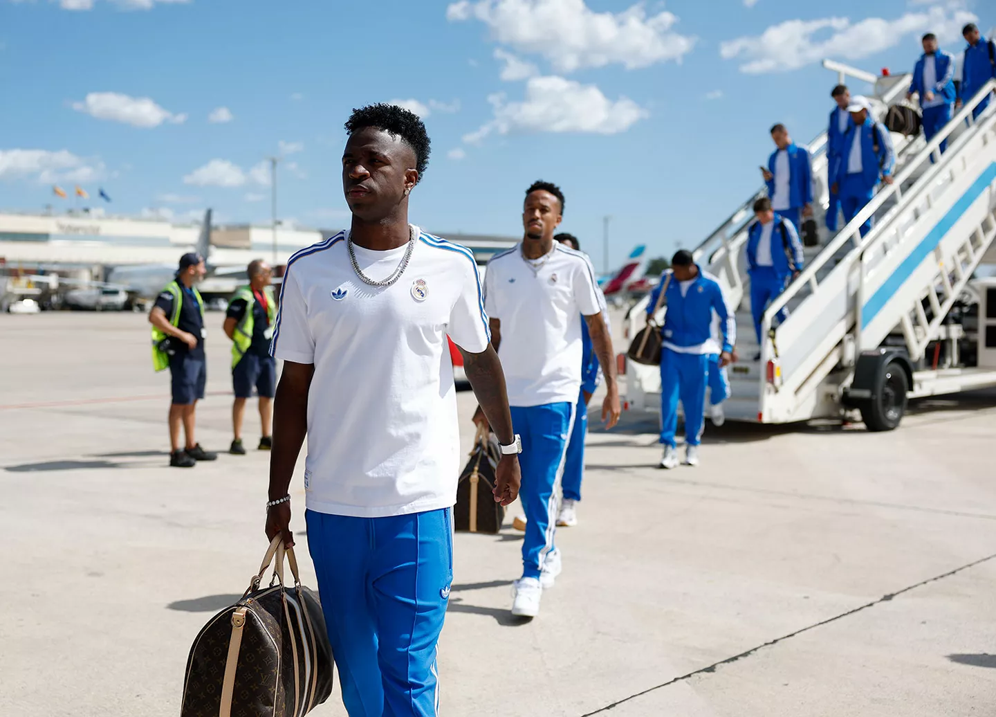 Jugadores del Real Madrid se bajan del avión tras un viaje lejos del Bernabéu.