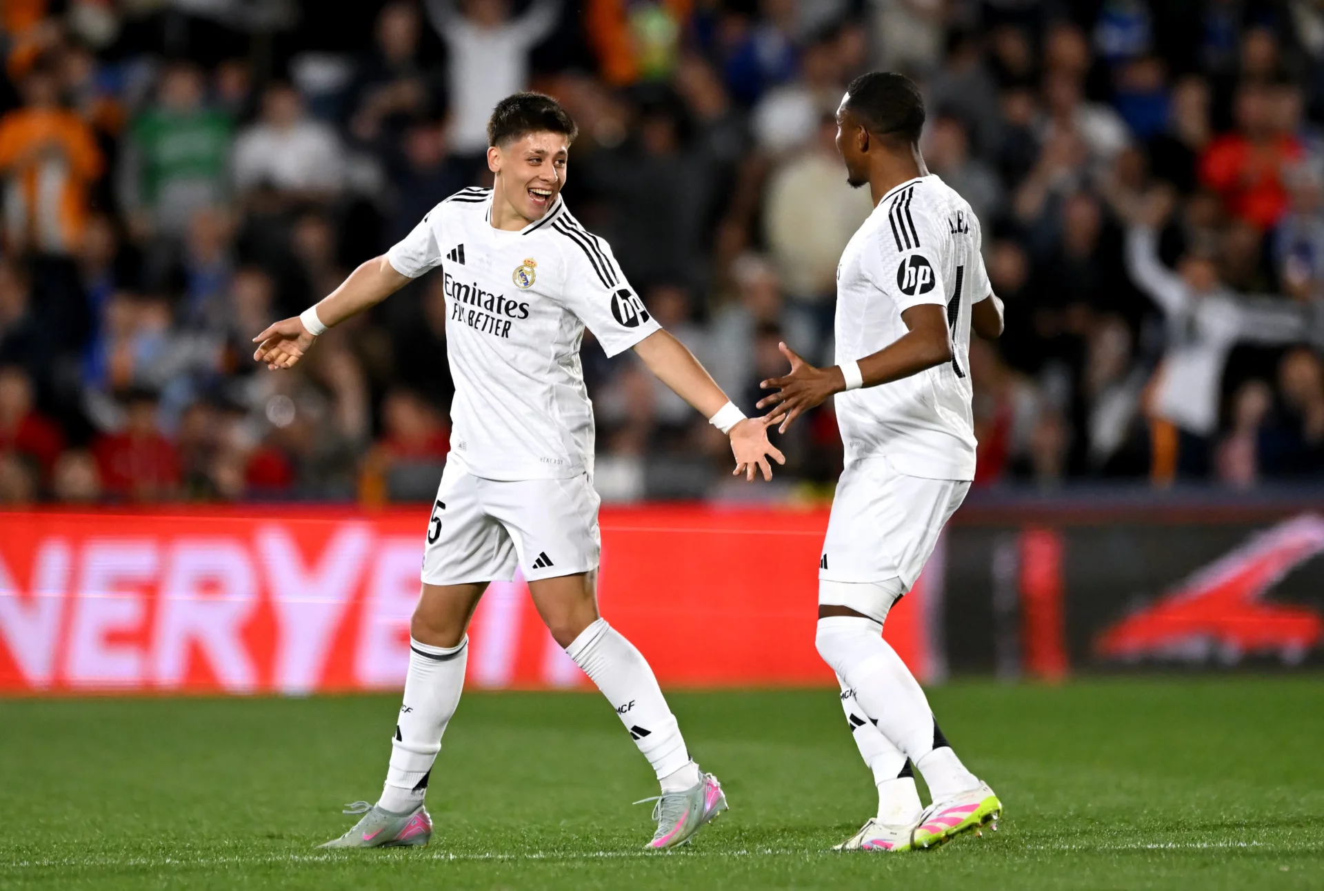 Arda Güler celebra un gol del Real Madrid en una victoria en el Coliseum de Getafe.