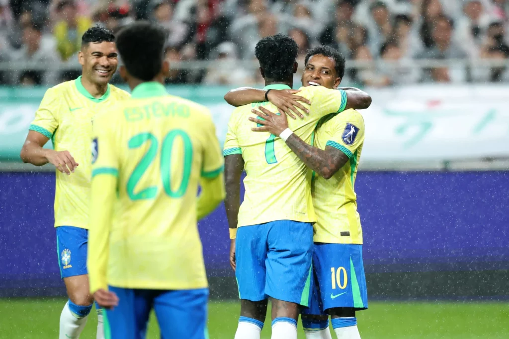Rodrygo y Vinicius se abrazan durante la victoria de Brasil frente a Corea del Sur