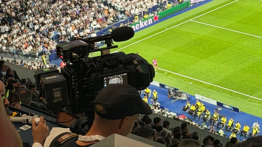 Imagen de las pruebas de Apple en el interior del Santiago Bernabéu