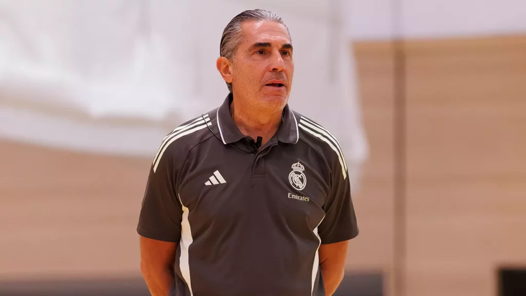 Sergio Scariolo, durante el entrenamiento del Real Madrid Baloncesto antes de jugar contra Olympiacos