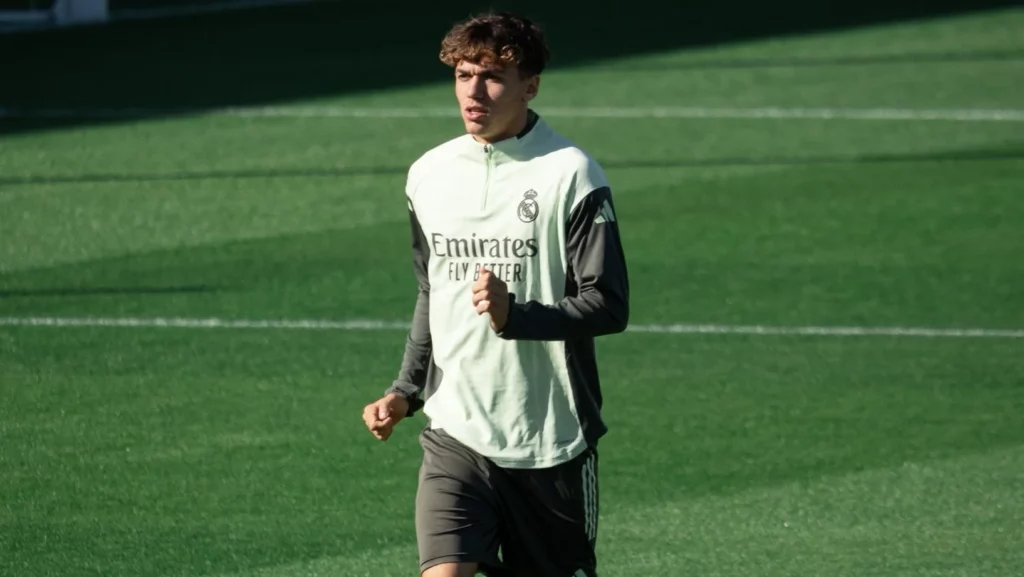 Thiago Pitarch se entrena con el primer equipo del Real Madrid antes del partido contra el Getafe