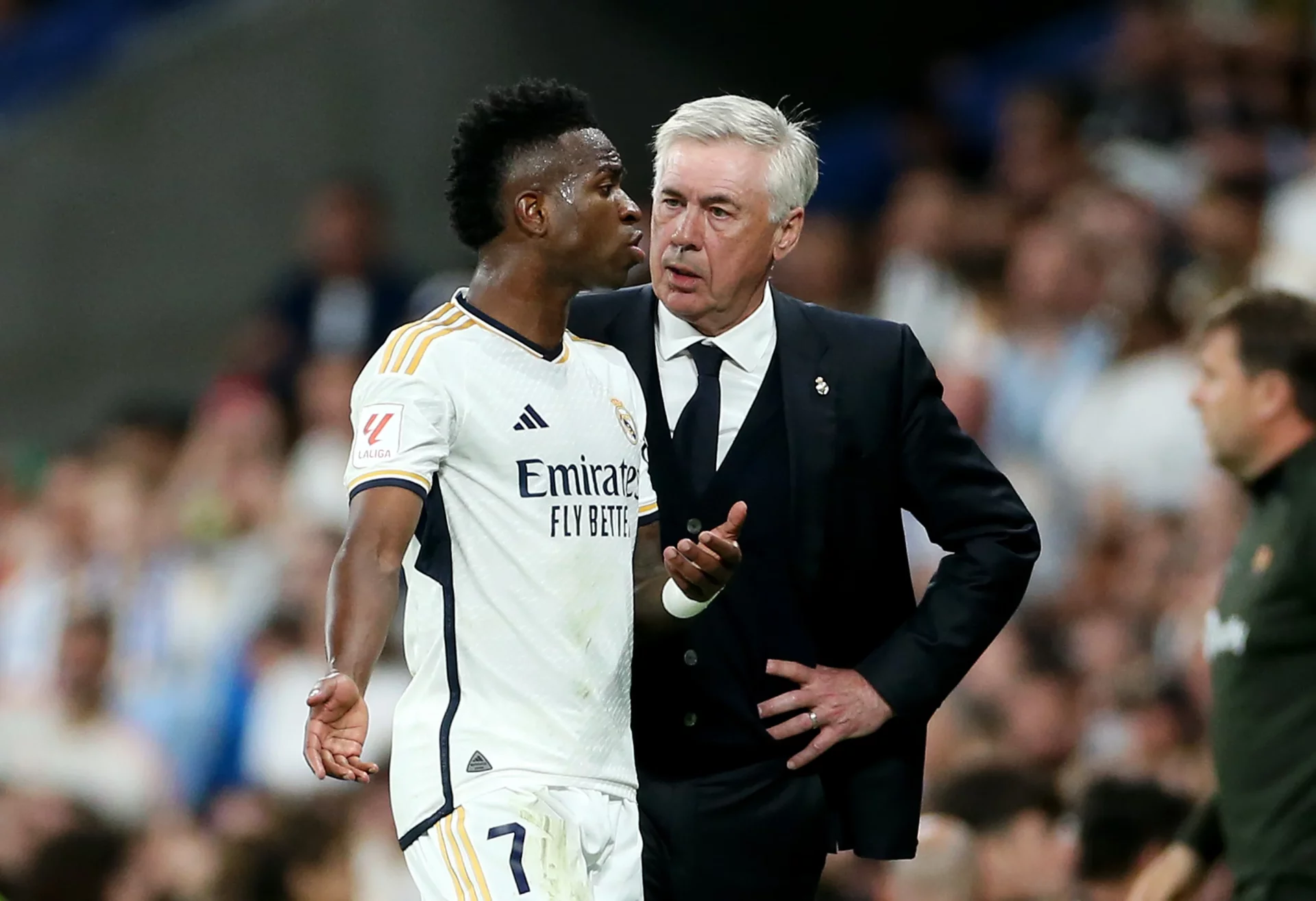 Vinicius y Ancelotti hablan durante su etapa en el Real Madrid.