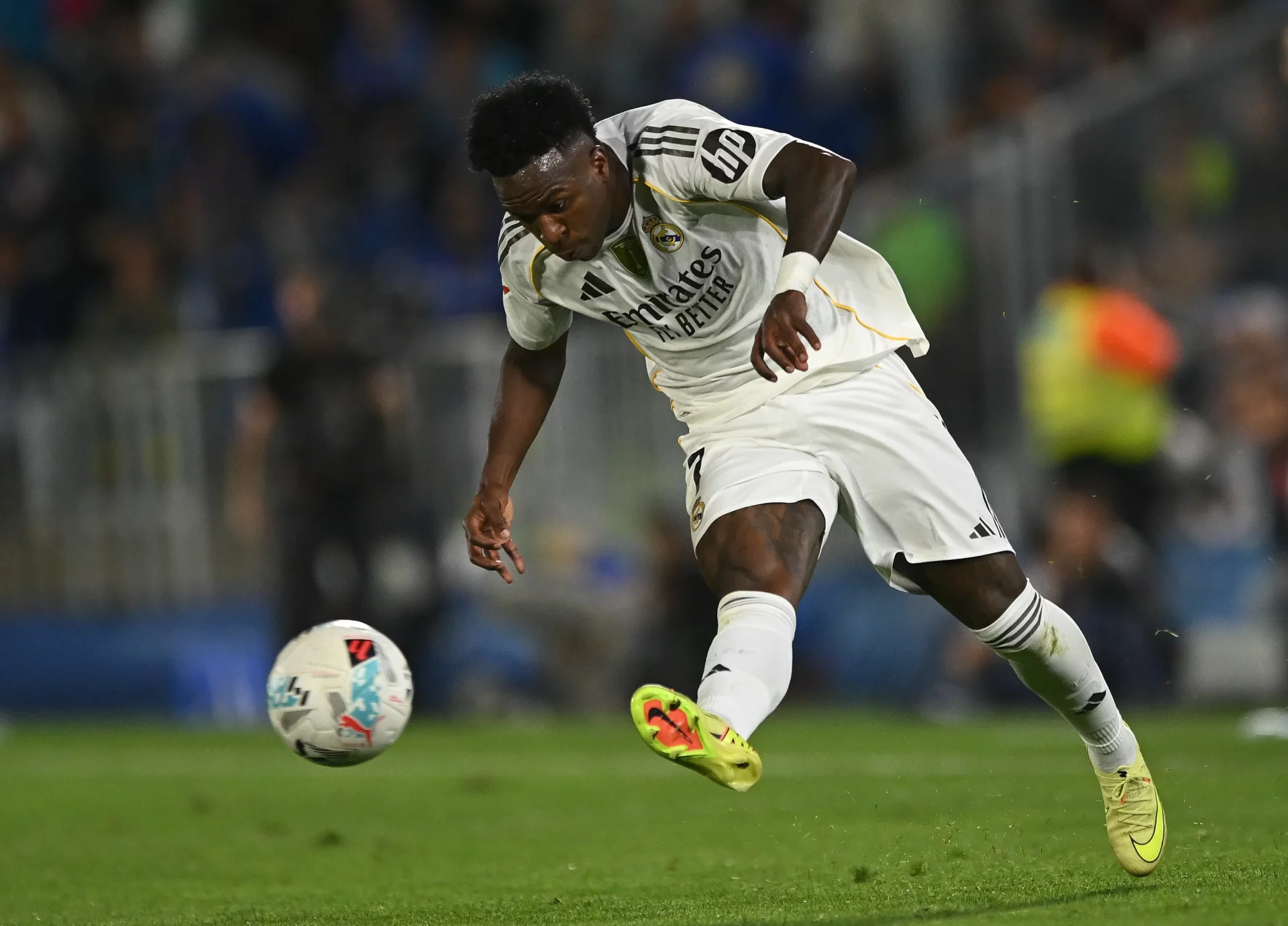 Vinicius da un pase con el exterior de la bota en el Getafe - Real Madrid