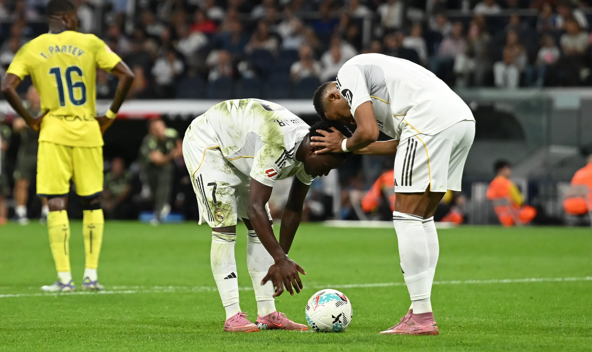 Vinicius y Mbappé se conjuran antes de lanzar un penalti a favor del Real Madrid