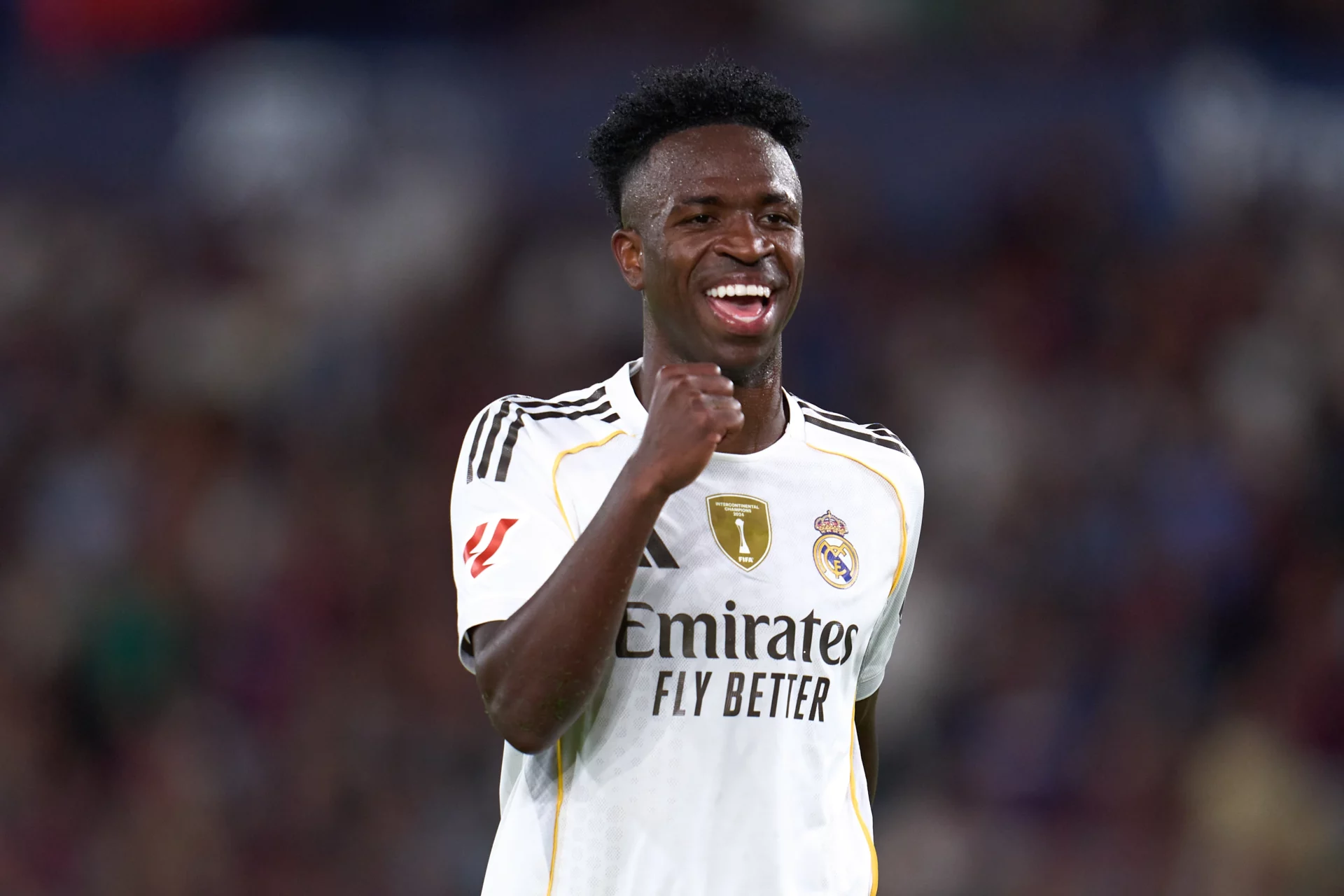 Vinicius cierra el puño celebrando tras un partido del Real Madrid en LaLiga.