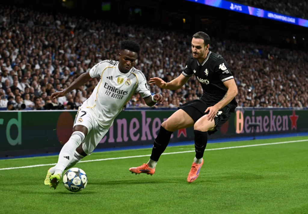 Vinicius regatea a Gatti durante el partido entre Real Madrid y Juventus en el Santiago Bernabéu