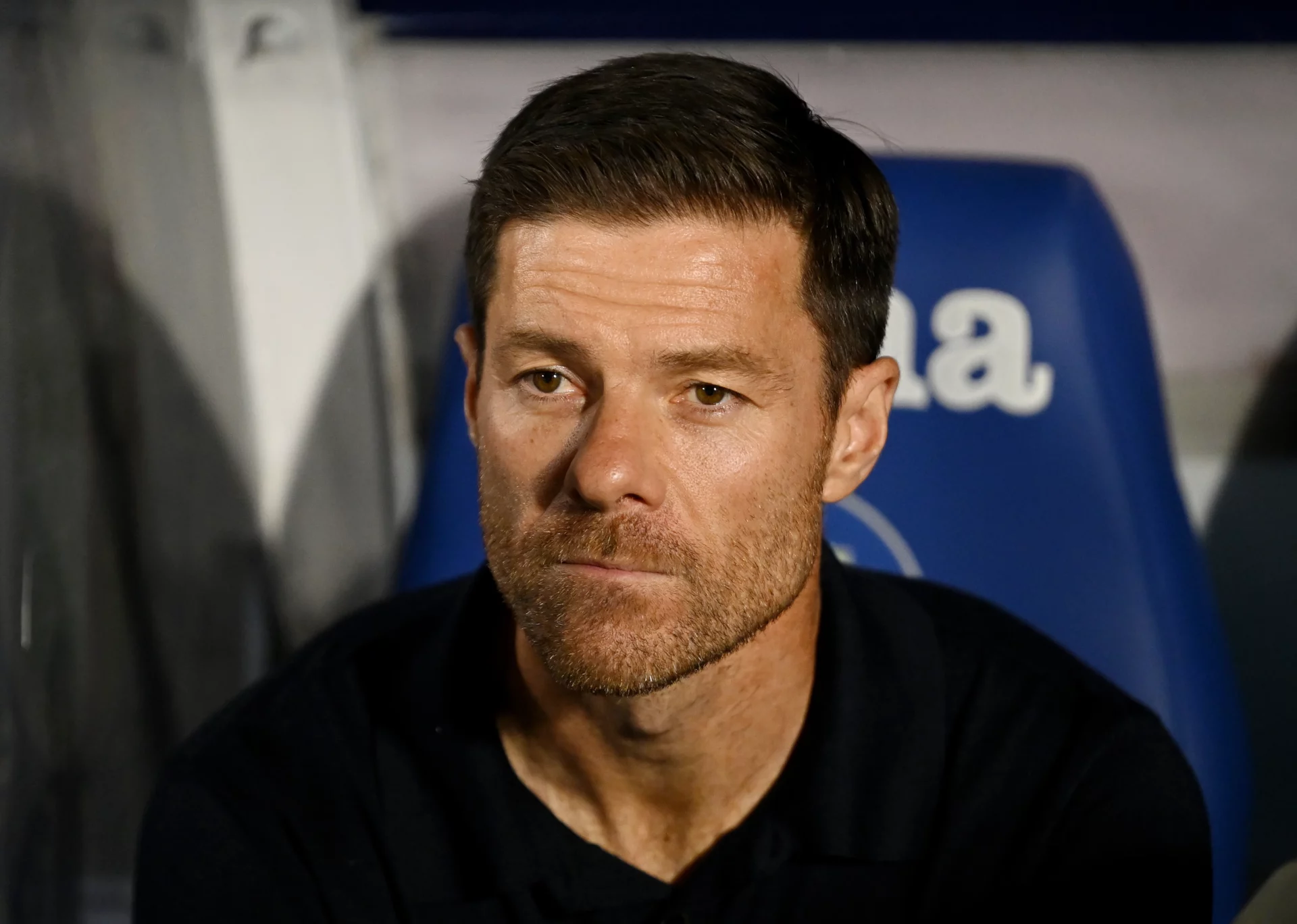 Xabi Alonso, con gesto serio, en el banquillo del Coliseum de Getafe durante la visita del Real Madrid