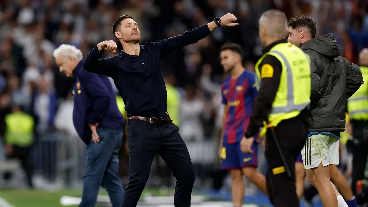Xabi Alonso celebra la victoria del Real Madrid en El Clásico.