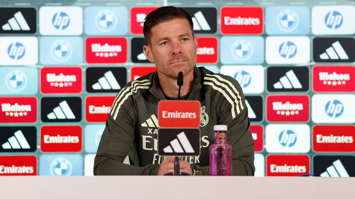 Xabi Alonso no entra al juego de Lamine: «Lo importante es lo que pase en el campo» Xabi Alonso, durante la rueda de prensa previa a El Clásico
