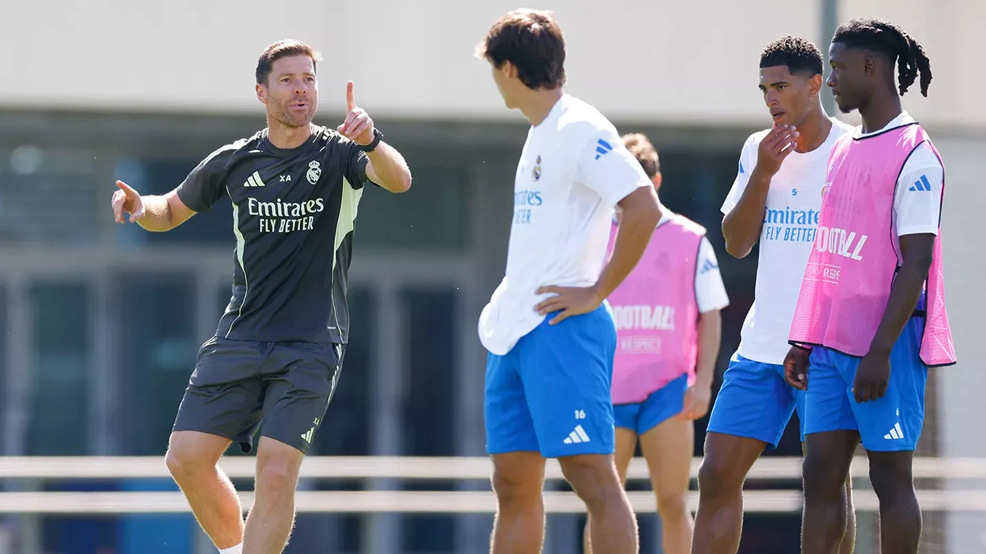 Xabi Alonso cambia la hoja de ruta en Champions League Xabi Alonso da órdenes en un entrenamiento del Real Madrid en Champions League