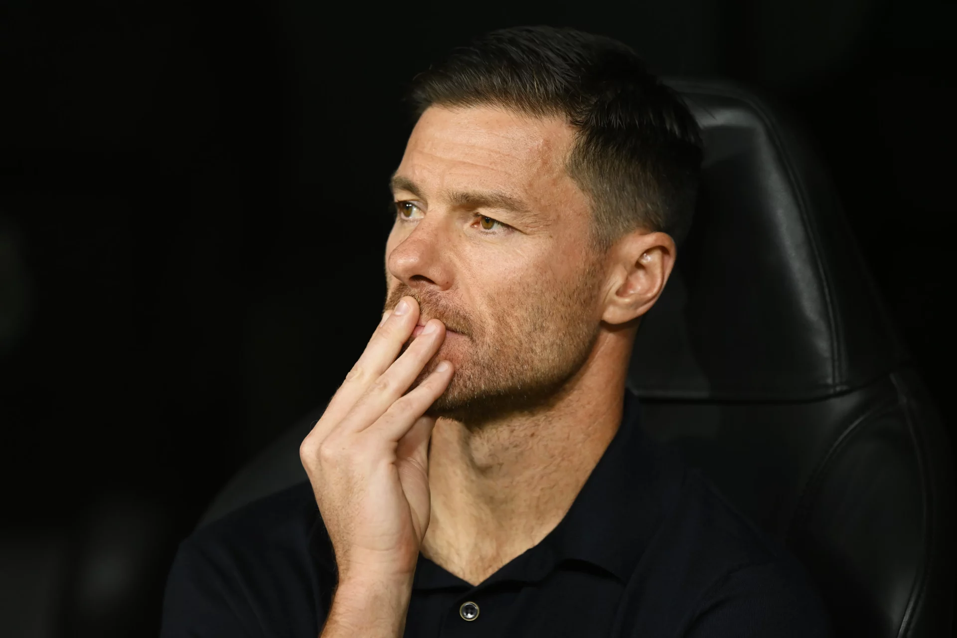 Xabi Alonso, pensativo en el banquillo del Real Madrid.