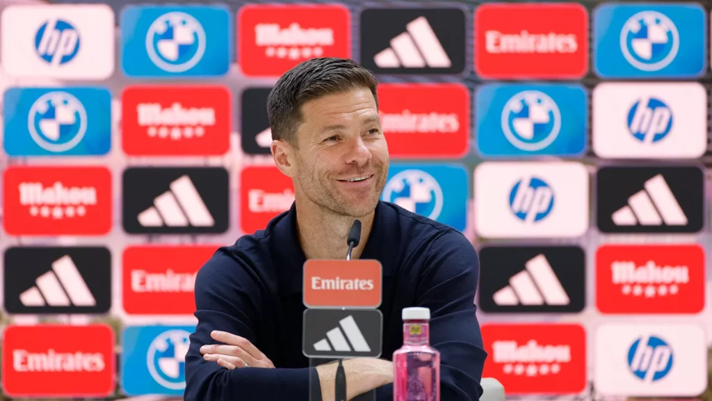 Xabi Alonso, feliz en rueda de prensa después de la victoria del Real Madrid.