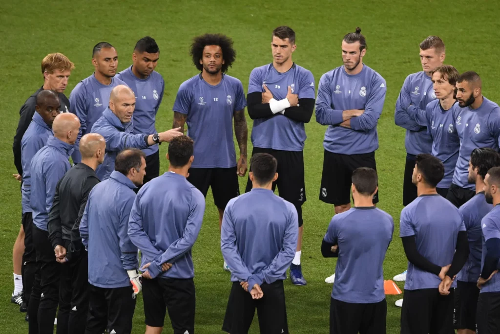 Zinedine Zidane da la charla a los jugadores del Real Madrid antes de la final de la Champions League 2017.