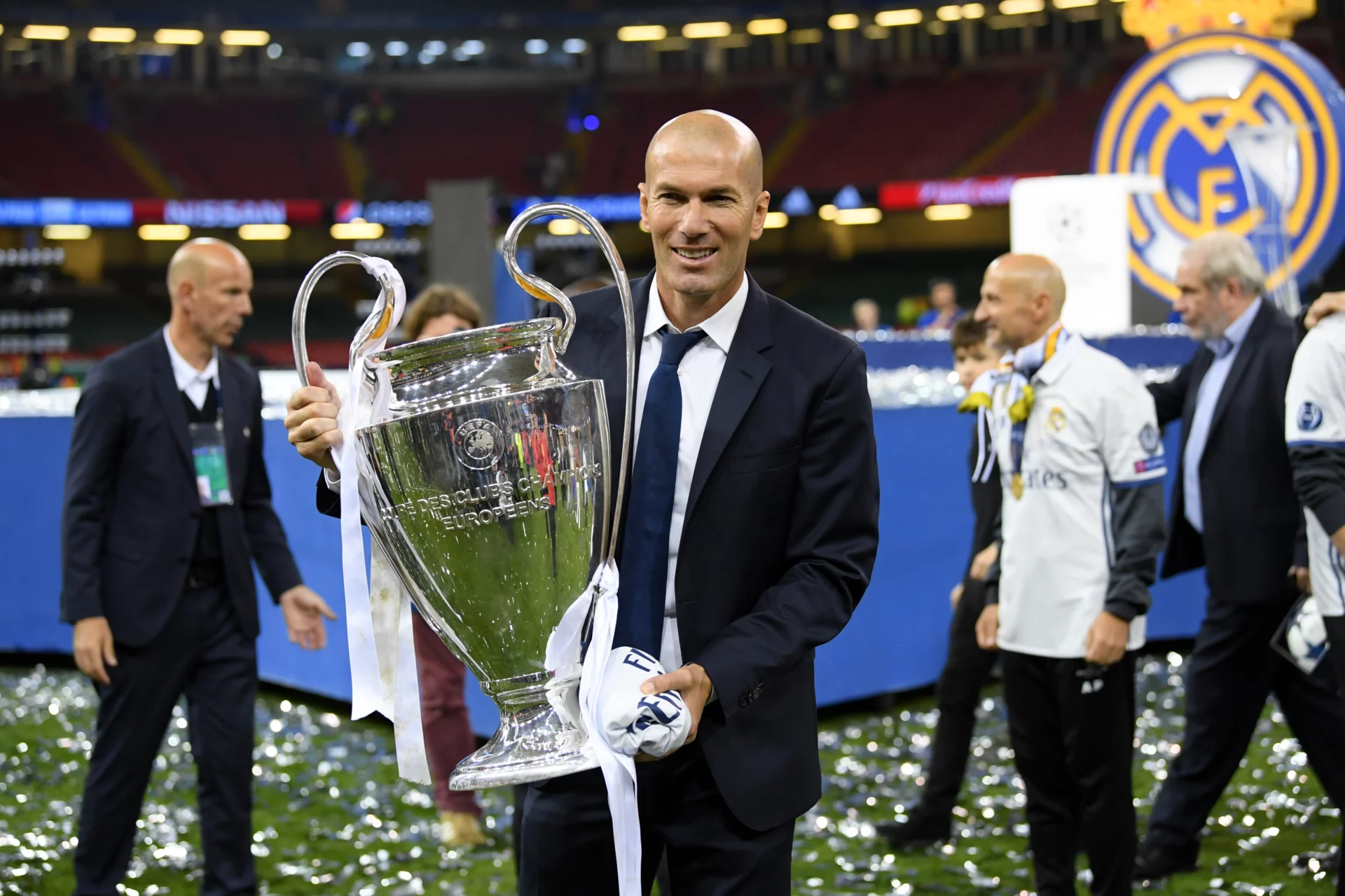 Zinedine Zidane posa con el trofeo de campeón de la Champions League del Real Madrid