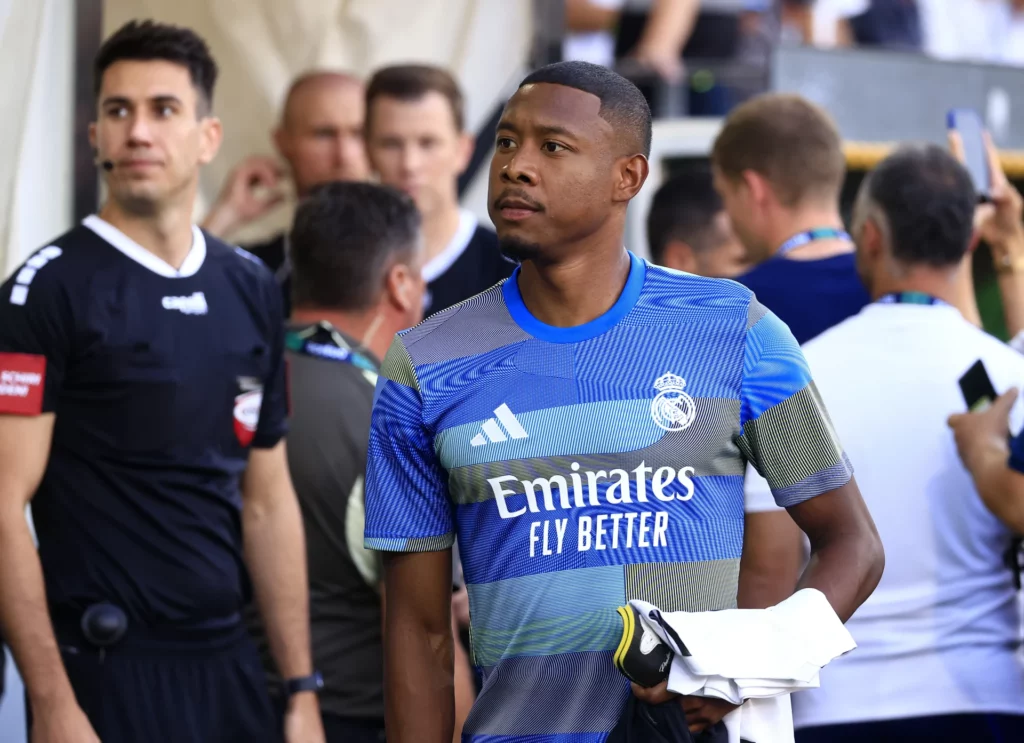 David Alaba pone rumbo al banquillo como suplente de un partido del Real Madrid.