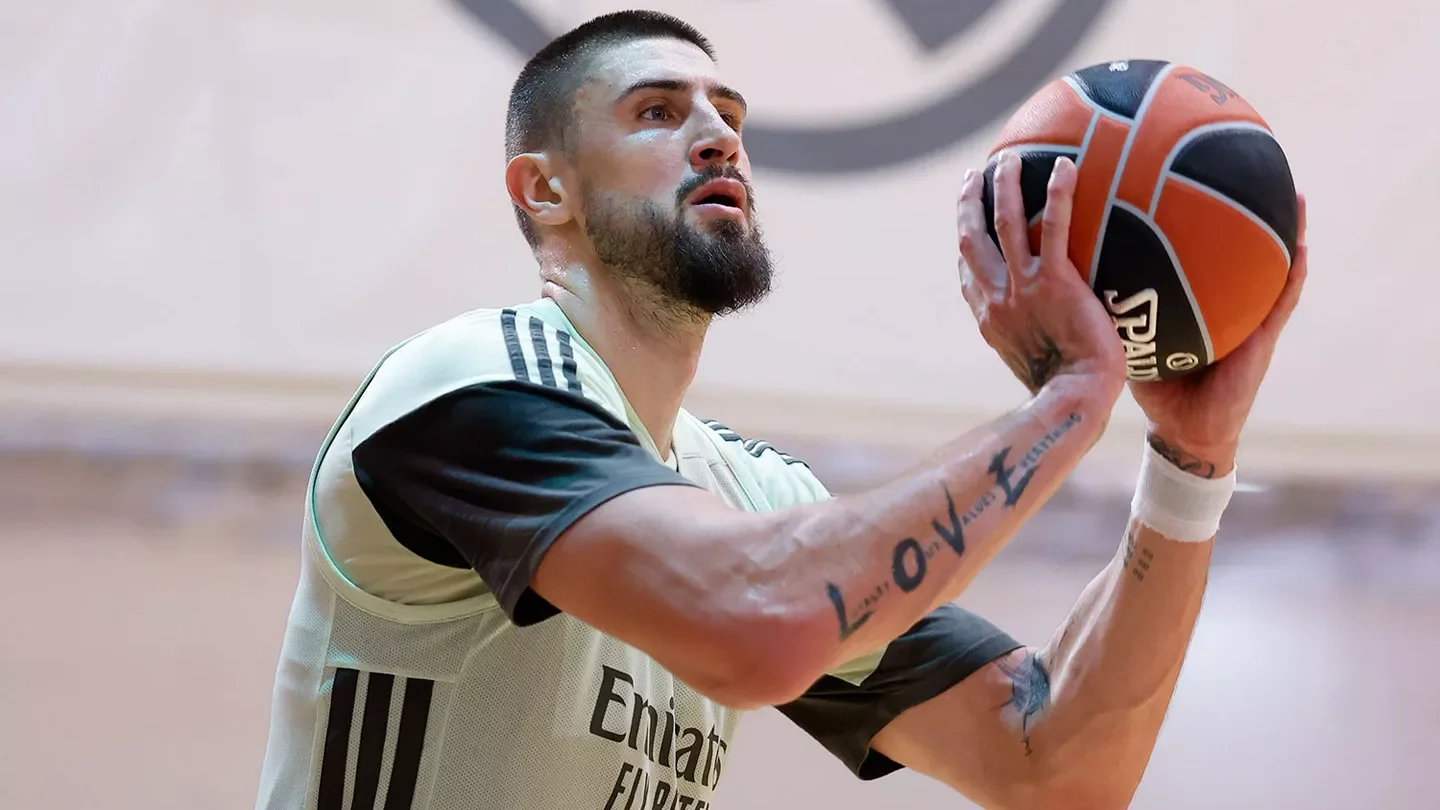 Alex Len debutará con el Real Madrid en el Clásico Alex Len, durante el último entrenamiento antes de debutar con el Real Madrid en el Clásico de Euroliga.