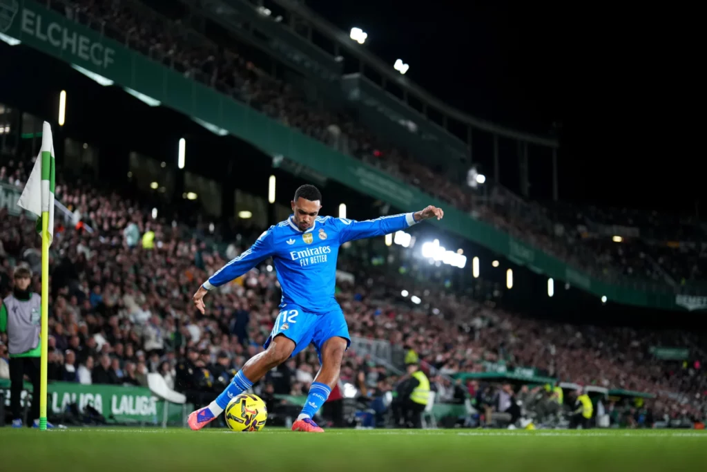 Trent Alexander-Arnold lanza un saque de esquina frente al Elche CF en el Estadio Martínez Valero.