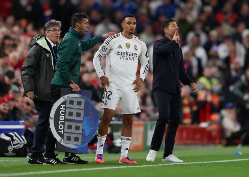 Xabi Alonso da entrada a Alexander-Arnold durante el partido frente al Liverpool.