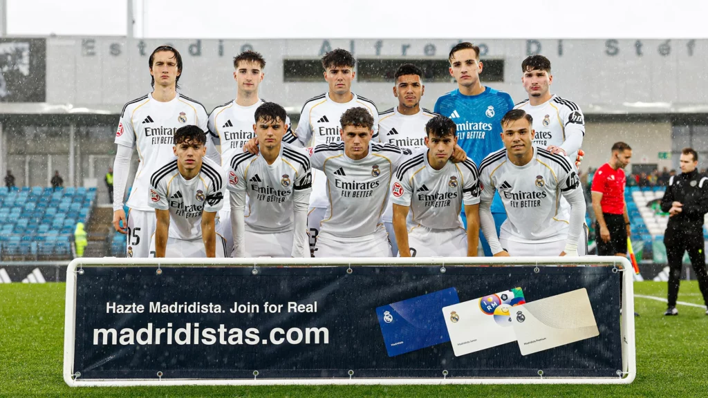 La alineación del Castilla contra el Cacereño bajo la lluvia en el Alfredo Di Stéfano.