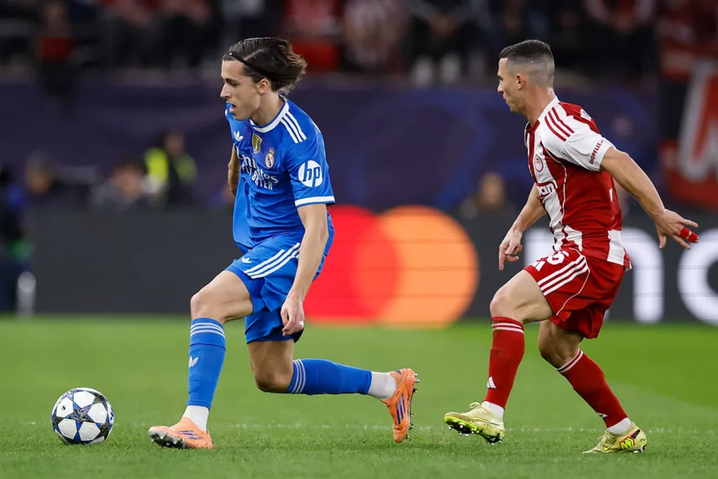 Álvaro Carreras conduce la pelota durante la victoria del Real Madrid ante Olympiacos.