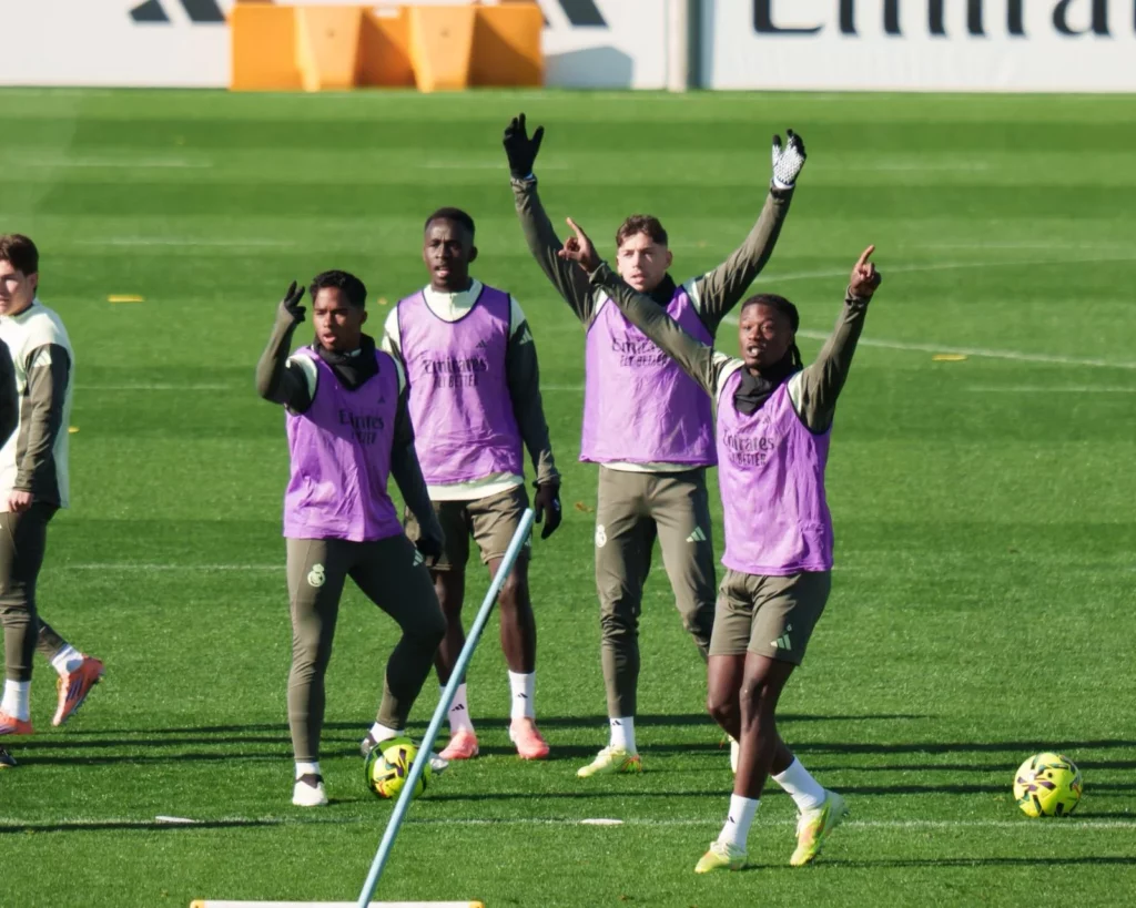 Buen ambiente durante el último entrenamiento antes del partido entre Elche y Real Madrid.