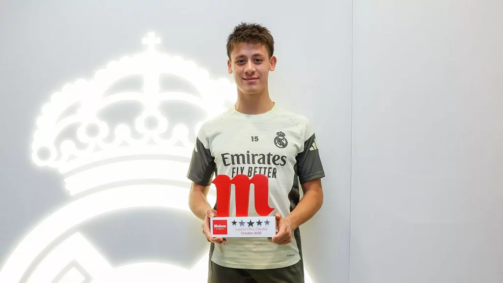 Arda Güler posa con el premio al mejor jugador del mes de octubre del Real Madrid.