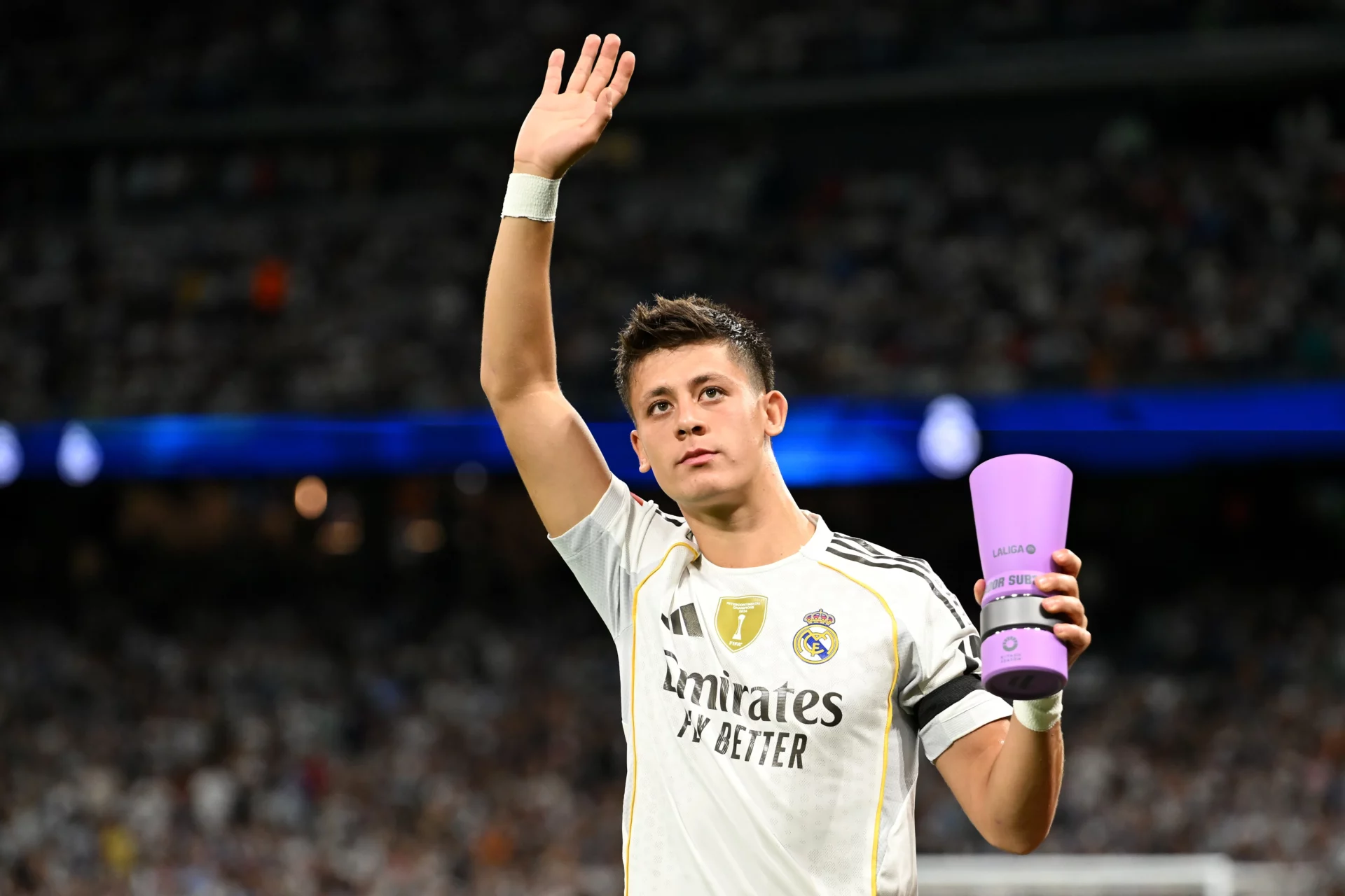 Arda Güler elogia a Xabi Alonso: «Es muy importante para mí que el entrenador me dé confianza» Arda Güler recoge un premio bajo la dirección de Xabi Alonso.