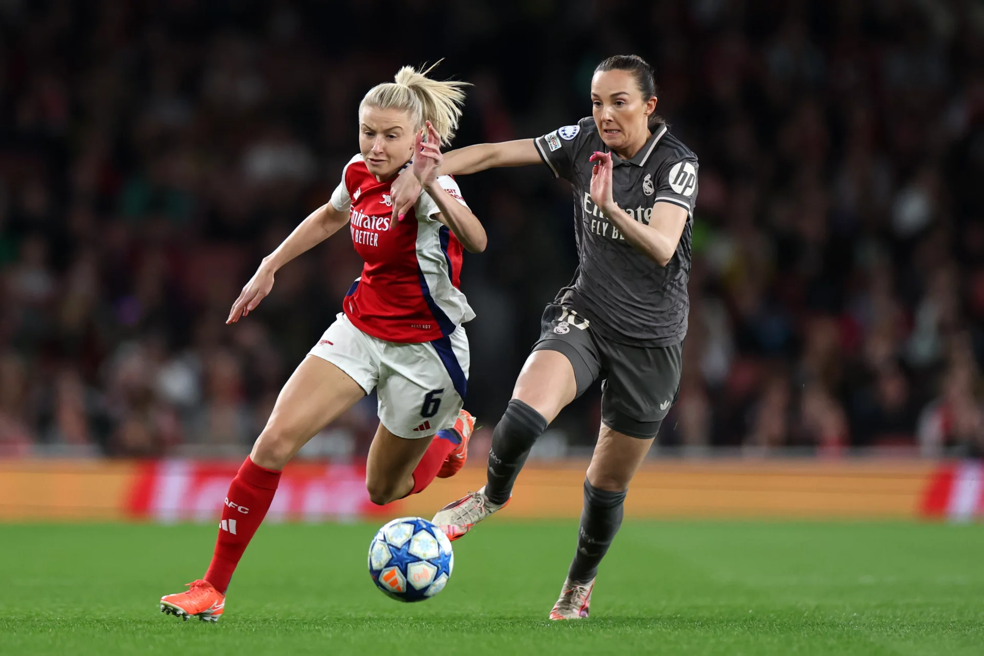 Leah Williamson y Caroline Weir, durante el último partido entre Arsenal y Real Madrid Femenino en Londres