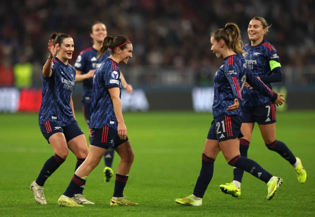 Mariona celebra con sus compañeras del Arsenal un gol antes de enfrentarse al Real Madrid.