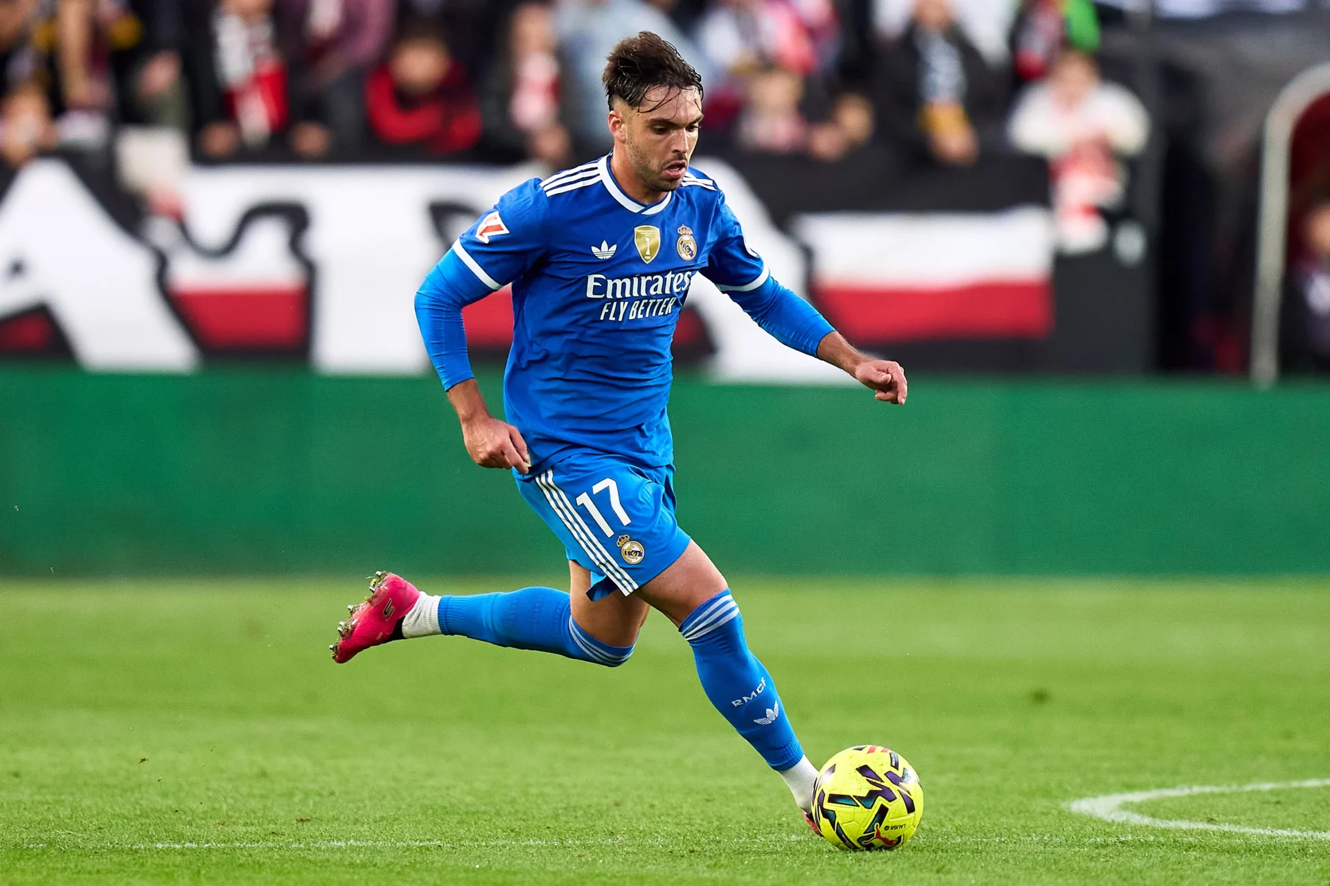 Raúl Asencio, la nota positiva entre la tormenta en el Real Madrid Raúl Asencio aprovecha sus minutos como titular con el Real Madrid.