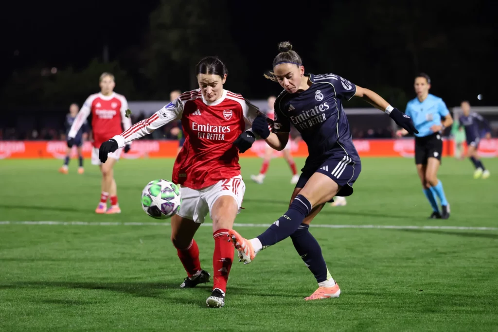 Athenea remata bajo el marcaje de Fox durante el Arsenal - Real Madrid.